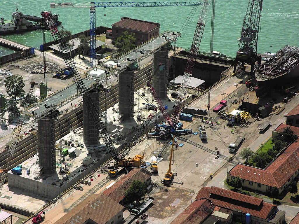 Aerial view of a hydropower construction site with formwork and access systems